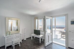 Avianto Suites Honeymoon Jacuzzi Suite Caldera View (10)